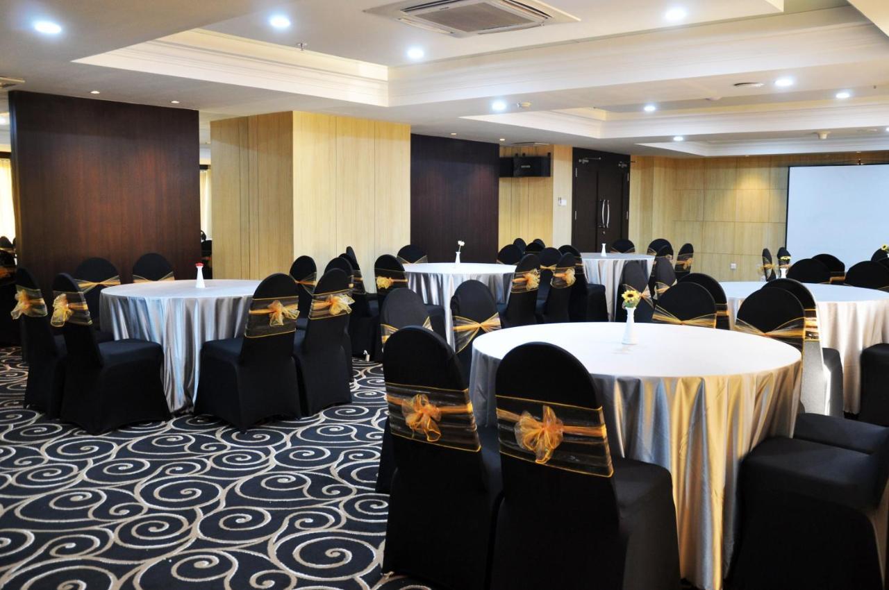 Beverly Hotel Batam Nagoya Esterno foto